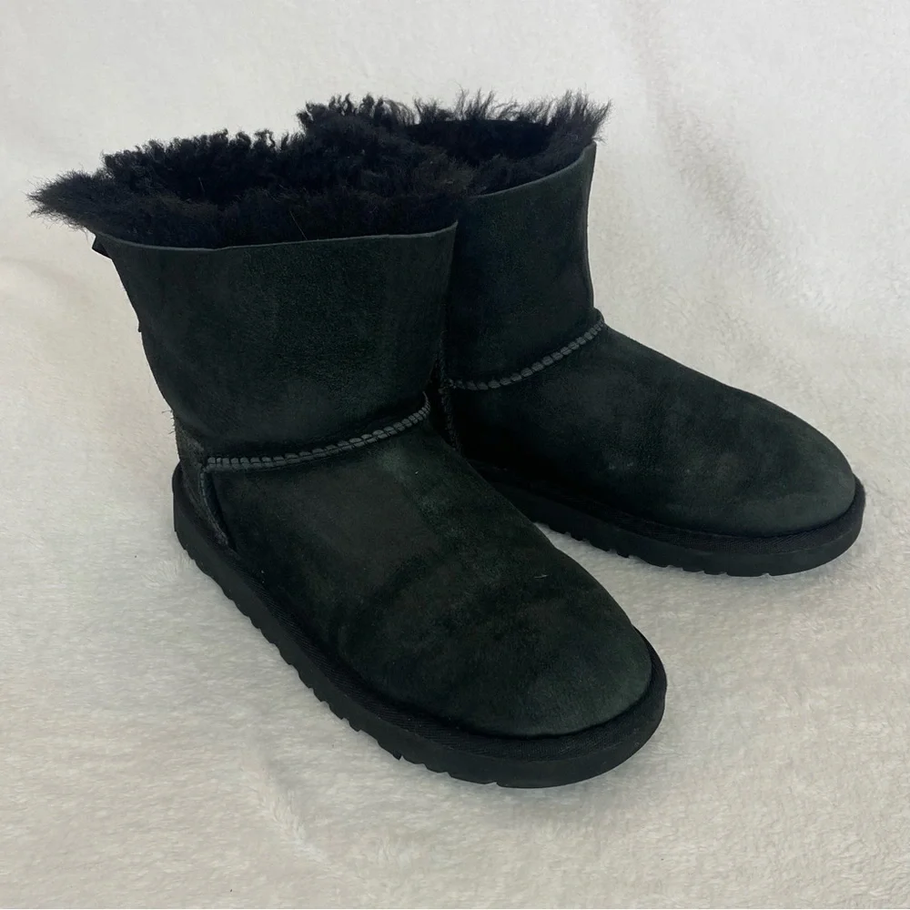 UGG Mini Bailey Bow Girls Kids Boots Size 3 Black Suede Sheepskin Snow